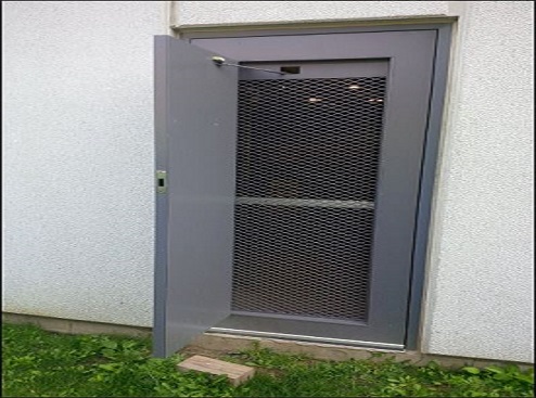 Security gates for commercial doors 